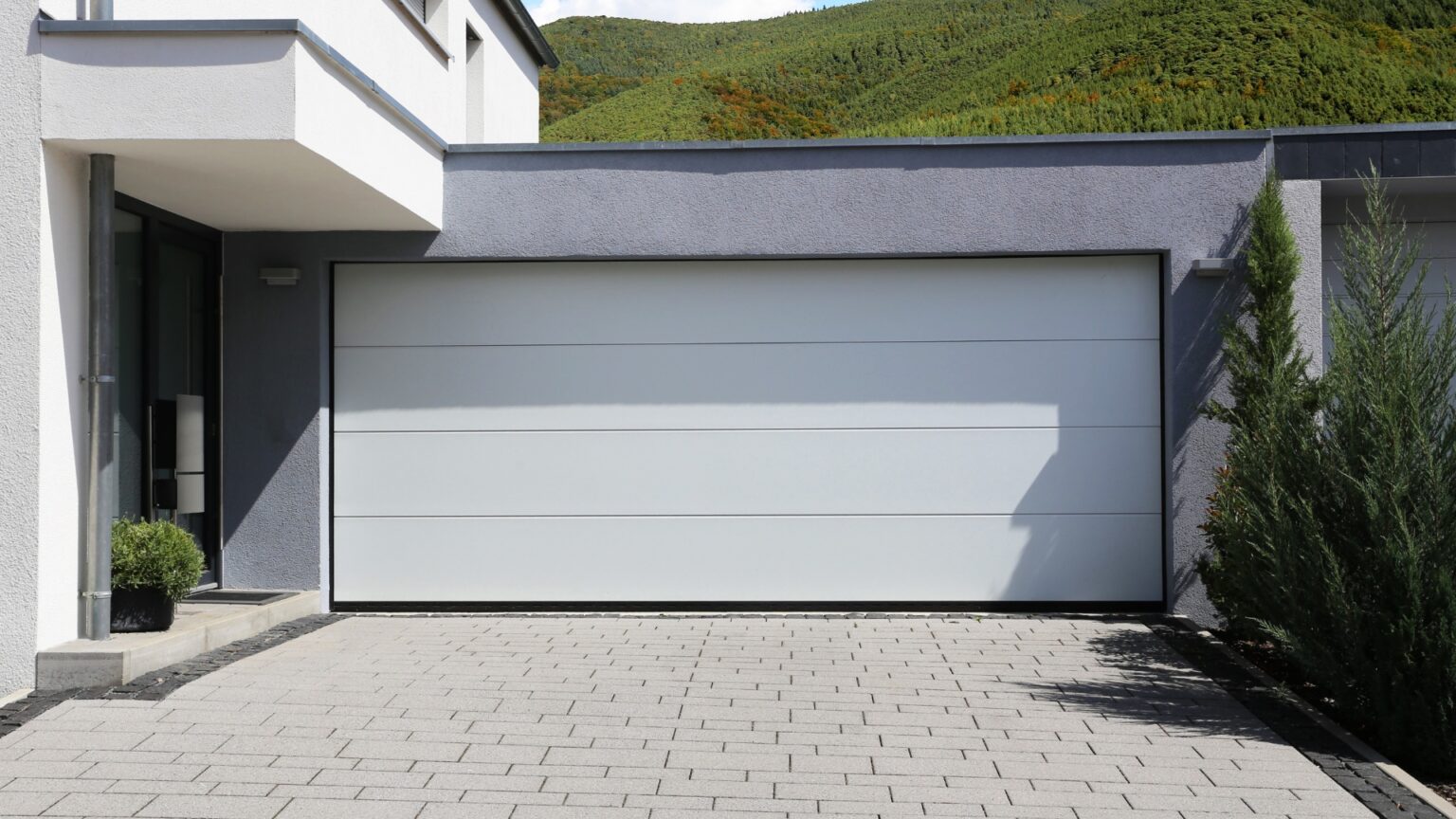 How Garage Door Opener Settings Affect the Safety of Children and Pets